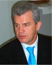 Javier Aguirre.jpg - JAVIER AGUIRRE El ''Vasco'' Aguirre, ha sido entrenador de la Selección mexicana de fútbol, del Osasuna (que lo subió a niveles importantes de la tabla) y actualmente es timonel del Atlético de Madrid al que pretende devolverle el brillo de pasadas glorias. 